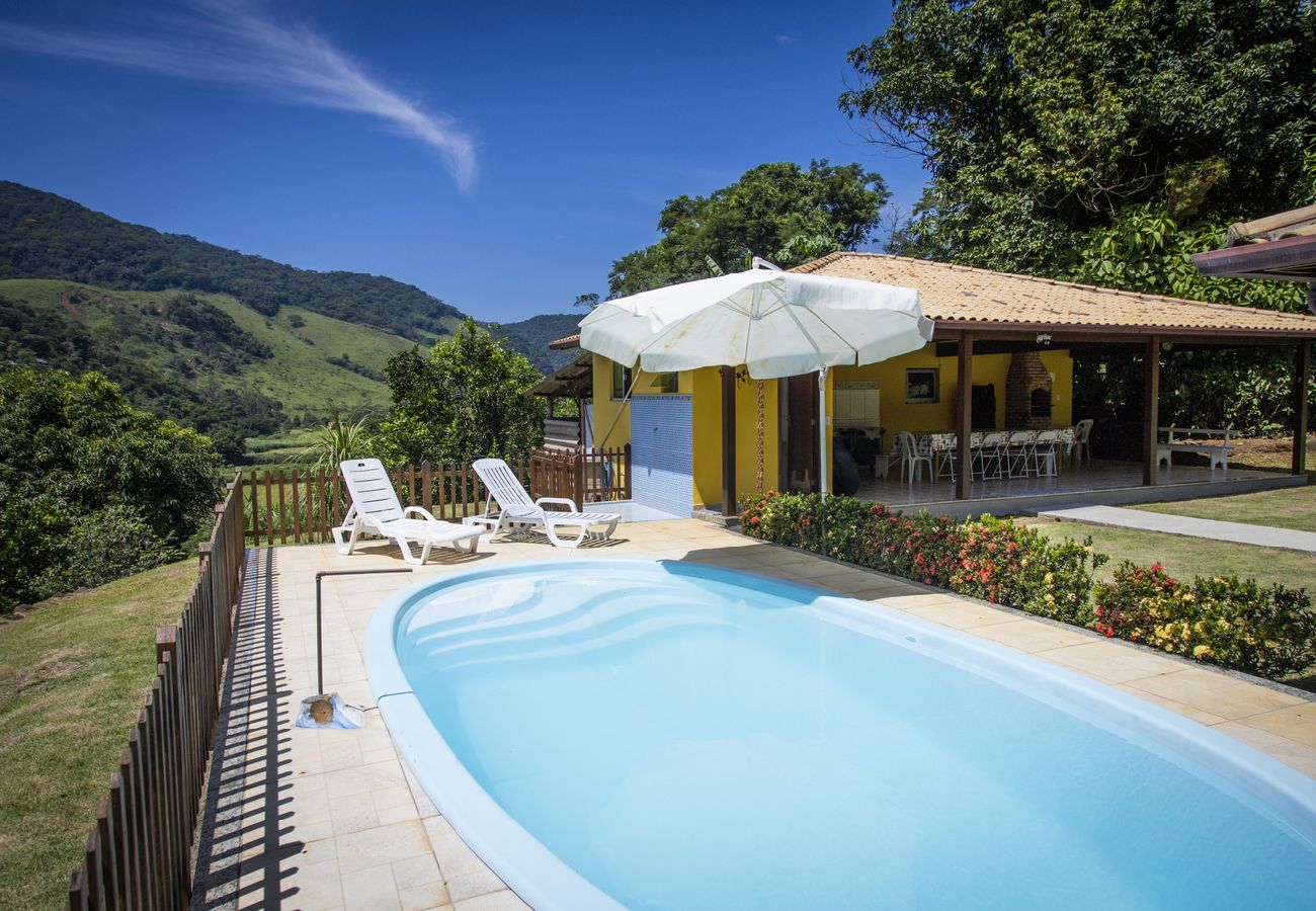 Casa em Macaé - Casa ampla c piscina e churrasq em meio à natureza Casa em Macaé - Casa ampla c piscina e churrasq em meio à natureza