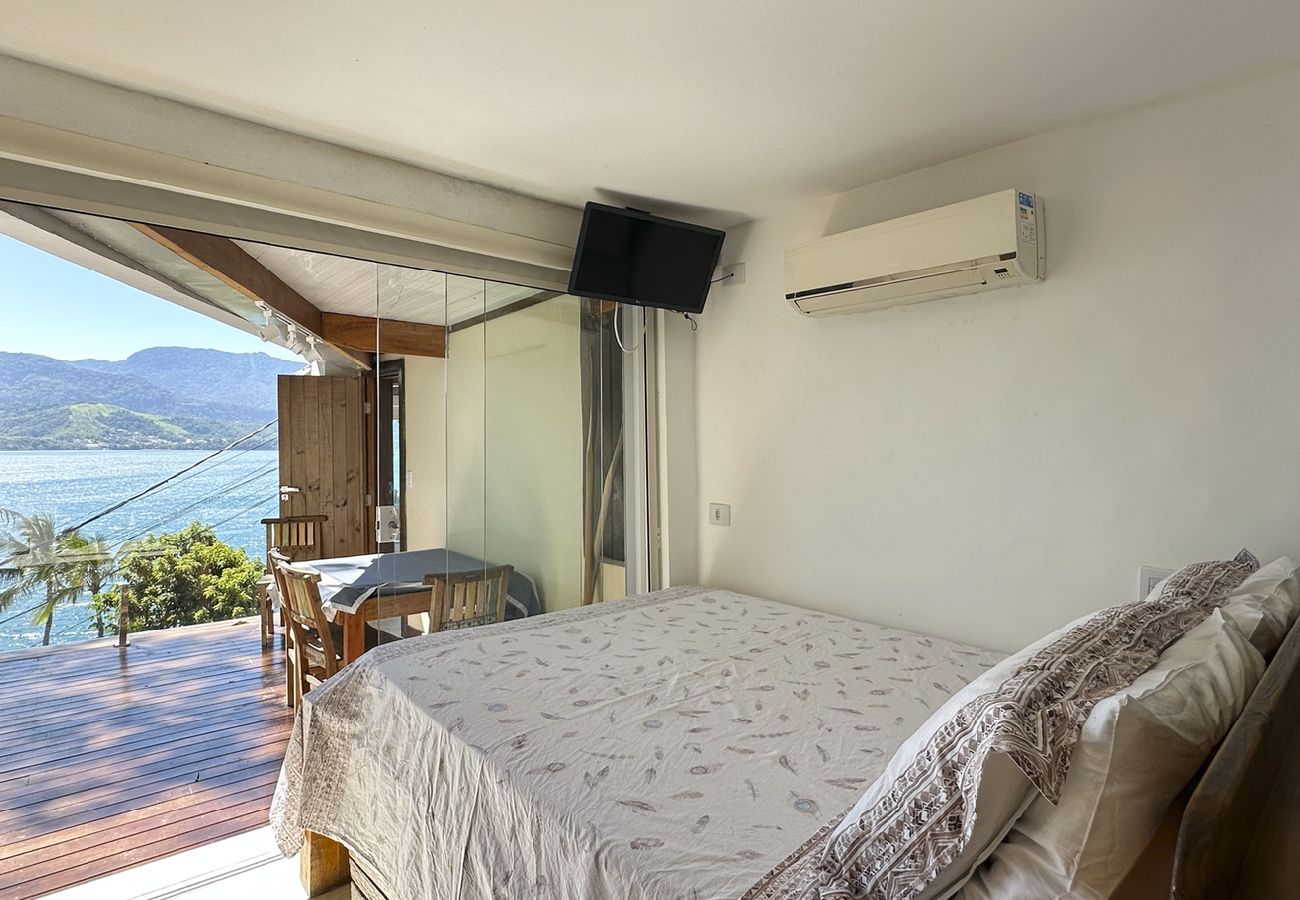 Chalé em Ilhabela - Chalé Jabuticabeira com Wi-Fi e vista para o mar Chalé em Ilhabela - Chalé Jabuticabeira com Wi-Fi e vista para o mar