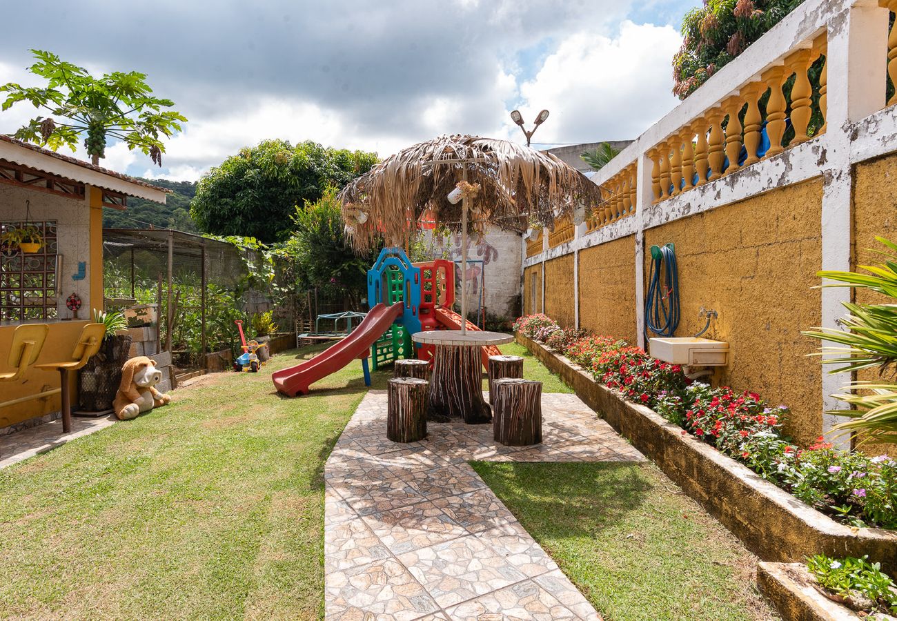Casa em Extrema - Chácara com piscina ideal para grupos em Toledo