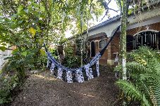 Casa em Peruíbe - Casa rústica com Wi-Fi, garagem e aceita pet