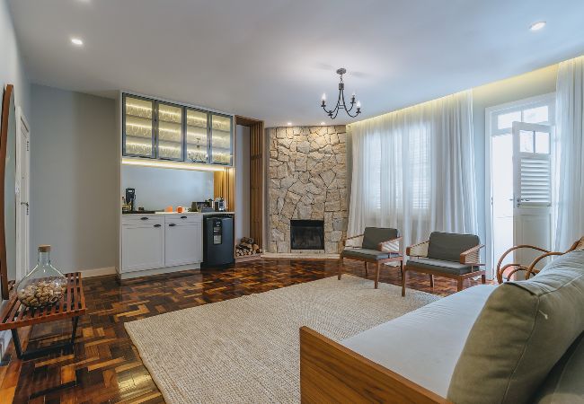 Apartamento em Teresópolis - Apto bem equipado c WiFi,lareira e boa localização Apartamento em Teresópolis - Apto bem equipado c WiFi,lareira e boa localização