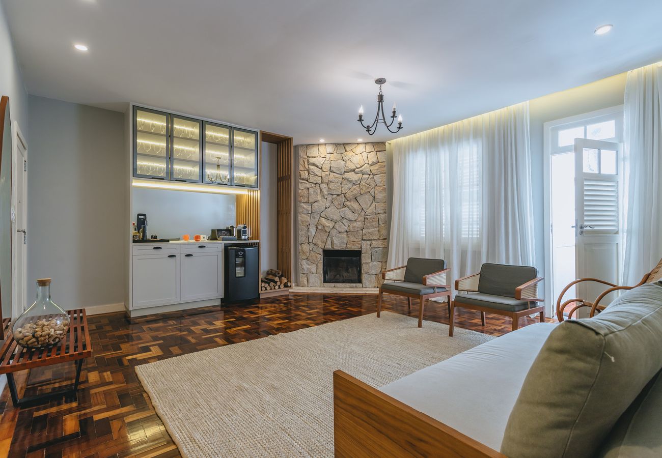Apartamento em Teresópolis - Apto bem equipado c WiFi,lareira e boa localização Apartamento em Teresópolis - Apto bem equipado c WiFi,lareira e boa localização