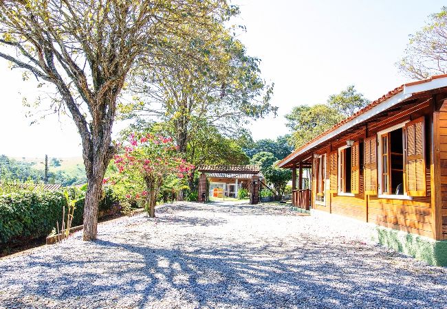 Casa em Bragança Paulista - Incrível chácara com lazer completo,WiFi e piscina Casa em Bragança Paulista - Incrível chácara com lazer completo,WiFi e piscina