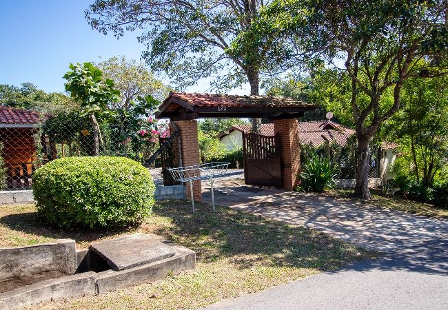 Casa em Bragança Paulista - Incrível chácara com lazer completo,WiFi e piscina Casa em Bragança Paulista - Incrível chácara com lazer completo,WiFi e piscina