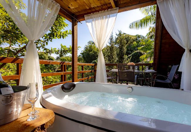 Chalé em Joinville - Chalé confortável com pisc,WiFi, garagem e jacuzzi Chalé em Joinville - Chalé confortável com pisc,WiFi, garagem e jacuzzi