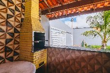 Casa em Camaçari - Casa com WiFi, churrasqueira e ótima localização