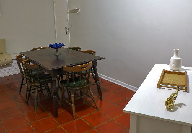 Apartamento em Guarujá - Apto acolhedor a 350m do mar c vaga, pet friendly Apartamento em Guarujá - Apto acolhedor a 350m do mar c vaga, pet friendly