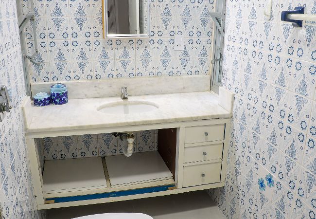 Apartamento em Guarujá - Apto acolhedor a 350m do mar c vaga, pet friendly Apartamento em Guarujá - Apto acolhedor a 350m do mar c vaga, pet friendly