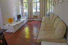 Apartamento em Guarujá - Apto acolhedor a 350m do mar c vaga, pet friendly