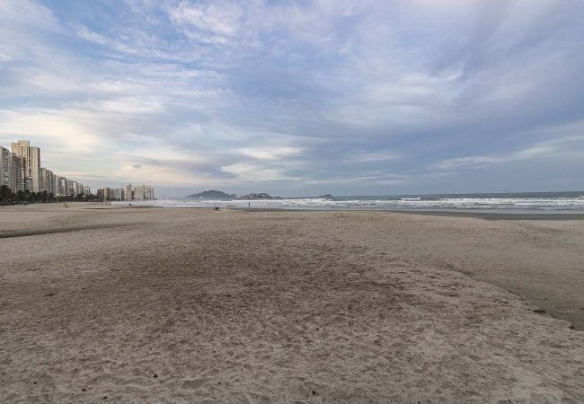 Apartamento em Guarujá - Apto c Wifi e ótima localização a 350m da praia Apartamento em Guarujá - Apto c Wifi e ótima localização a 350m da praia