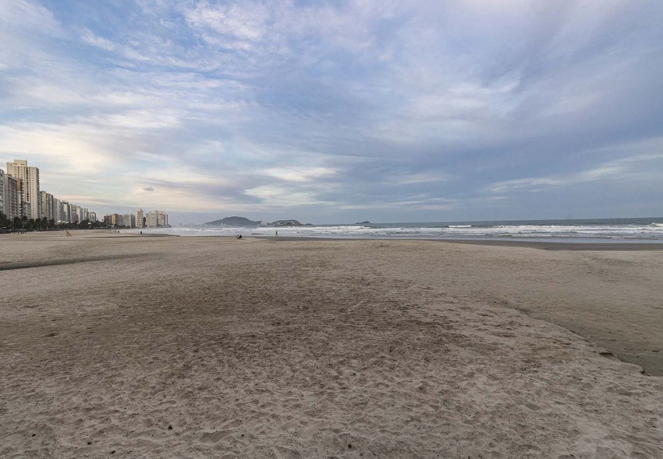 Apartamento em Guarujá - Apto c Wifi e ótima localização a 350m da praia Apartamento em Guarujá - Apto c Wifi e ótima localização a 350m da praia