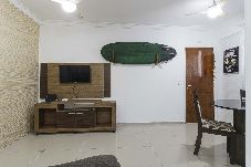 Apartamento em Guarujá - Apto c Wifi e ótima localização a 350m da praia