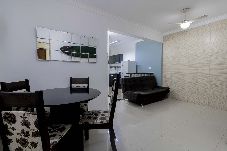 Apartamento em Guarujá - Apto c Wifi e ótima localização a 350m da praia