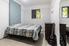 Apartamento em Guarujá - Apto c Wifi e ótima localização a 350m da praia