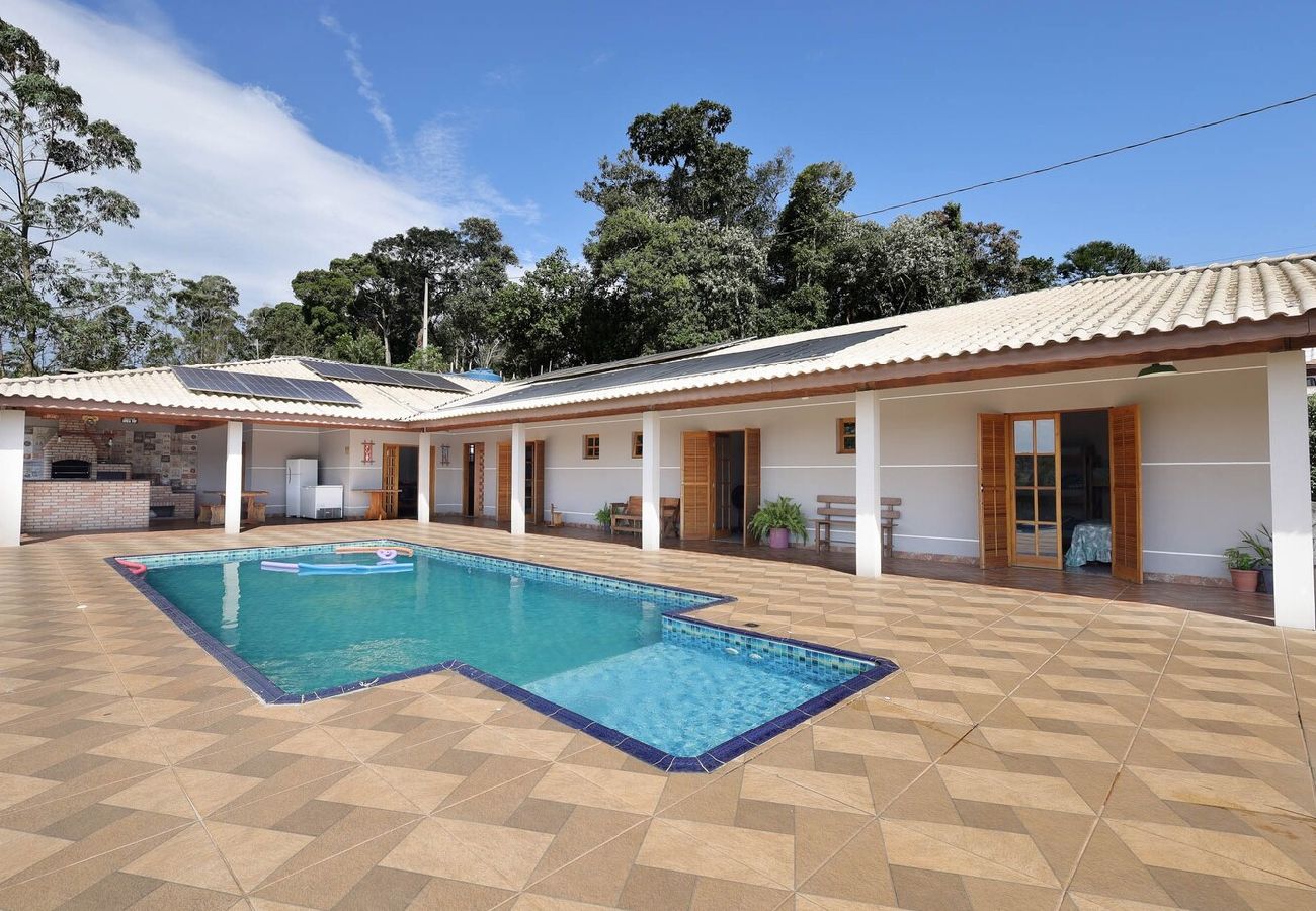 Casa em Ibiúna - Chácara com piscina, churrasq e WiFi, pet friendly Casa em Ibiúna - Chácara com piscina, churrasq e WiFi, pet friendly