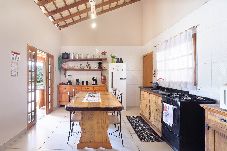 Casa em Ibiúna - Chácara com piscina, churrasq e WiFi, pet friendly