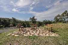 Casa em Ibiúna - Chácara com piscina, churrasq e WiFi, pet friendly