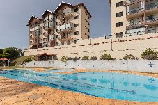 Apartamento em Águas de Lindóia - Apto c/ Piscina, Churrasqueira e Vista p/ Montanha