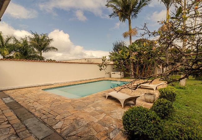 Casa em Suzano - Chácara com churrasqueira, salão de jogos e Wi-fi Casa em Suzano - Chácara com churrasqueira, salão de jogos e Wi-fi