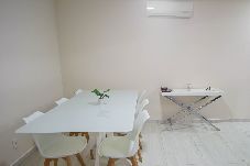 Apartamento em Guarujá - Apto completo com wi-fi, ar-cond a 200m da praia