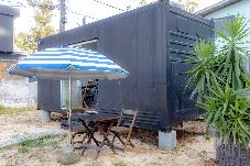 Trailer em Balneário Camboriú - Casa Container: Minimalismo e Estilo a 130m do mar