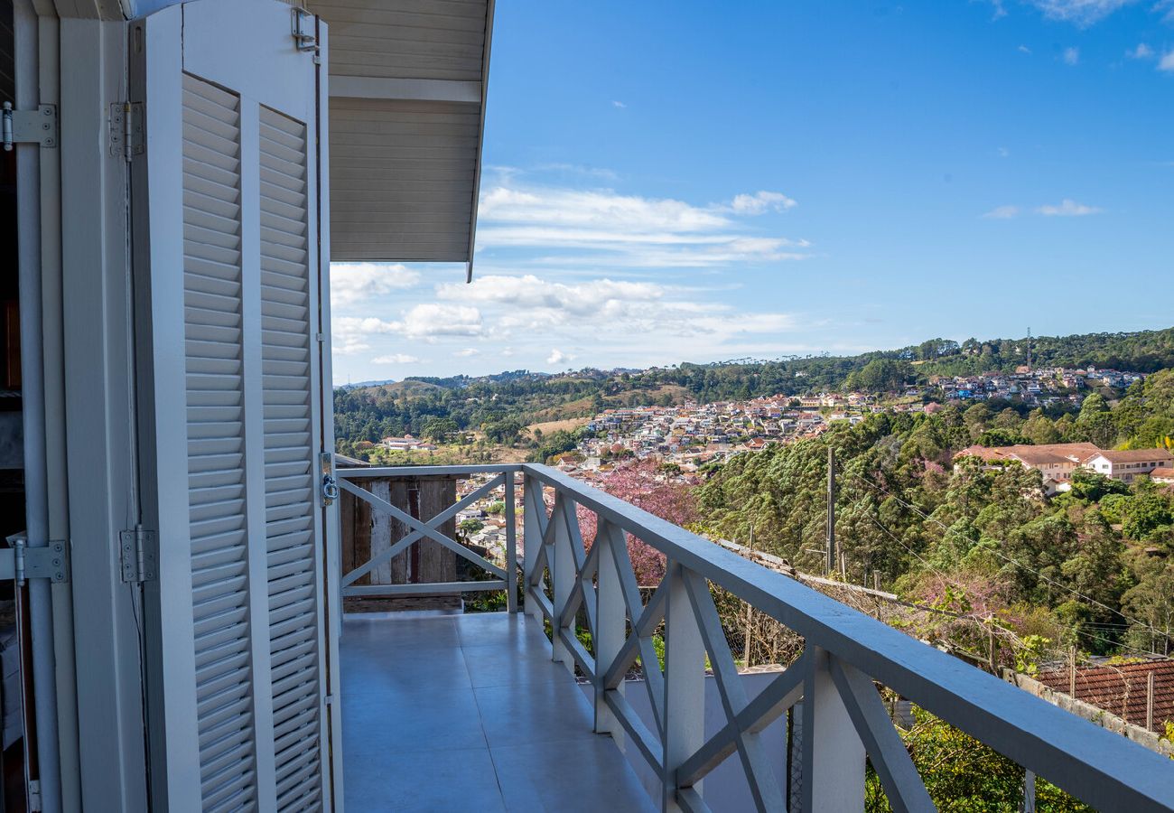 Casa em Campos do Jordão - Casa com lareira, Wi-Fi e varanda com vista Casa em Campos do Jordão - Casa com lareira, Wi-Fi e varanda com vista