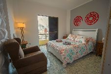 Apartamento em Guarujá - Apto pet friendly c/ Wifi a 350m da Praia do Tombo