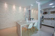 Apartamento em Guarujá - Apto pet friendly c/ churrasqueira a 100m da praia