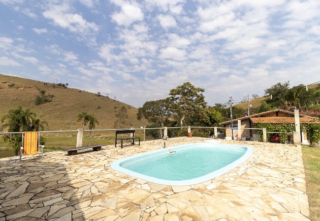 Casa em Taubaté - Chácara c/ piscina, campo e chalés privativos Casa em Taubaté - Chácara c/ piscina, campo e chalés privativos