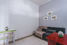Apartamento em Rio de Janeiro - Studio com Wi-Fi e Ar a 45m da Praia de Copacabana