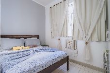 Apartamento em Rio de Janeiro - Studio com Wi-Fi e Ar a 45m da Praia de Copacabana