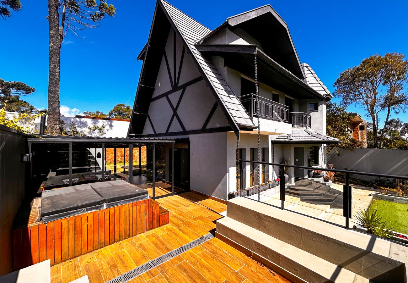 Casa em Campos do Jordão - Chalé de Inverno em Campos com Lareira e Jacuzzi