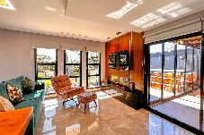 Casa em Campos do Jordão - Casa com 4 Suítes, Jacuzzi e Lareira Externa
