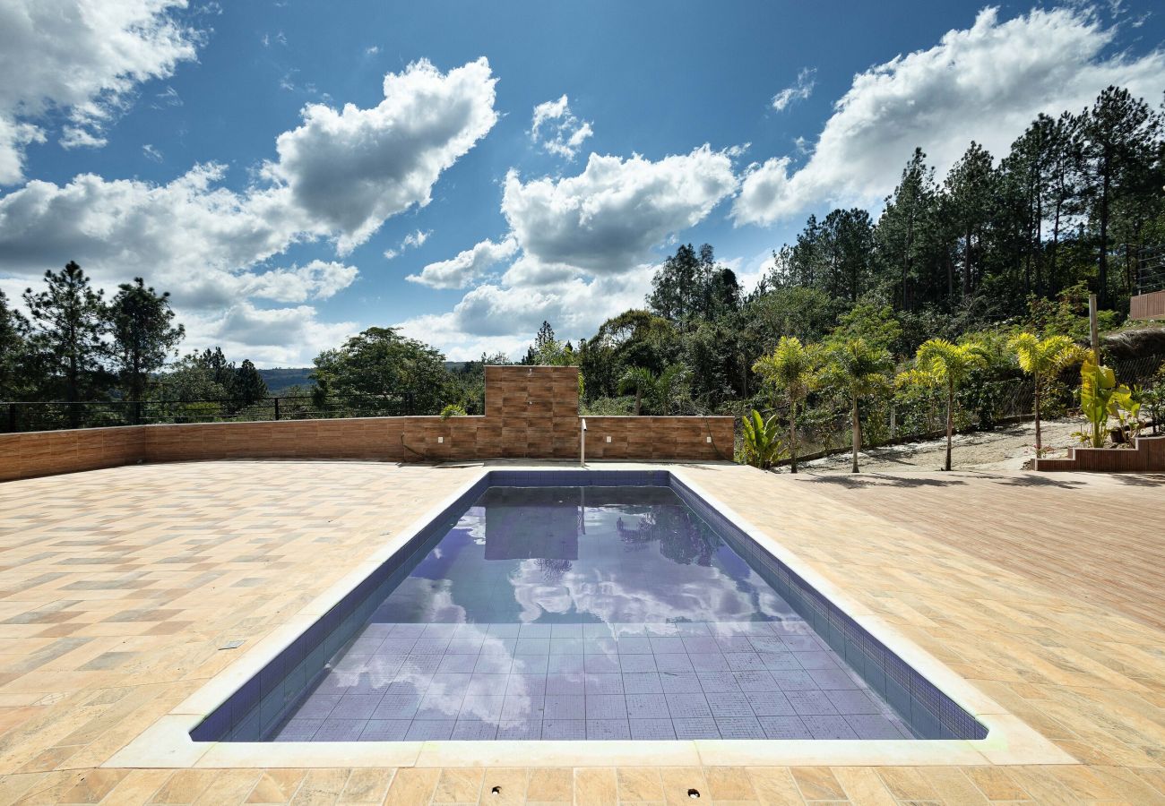 Casa em Mairinque - Chácara no Porta do Sol em Mairinque com piscina
