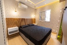 Apartamento em Guarujá - Apto c Piscina e Brinquedoteca a 400m da praia 