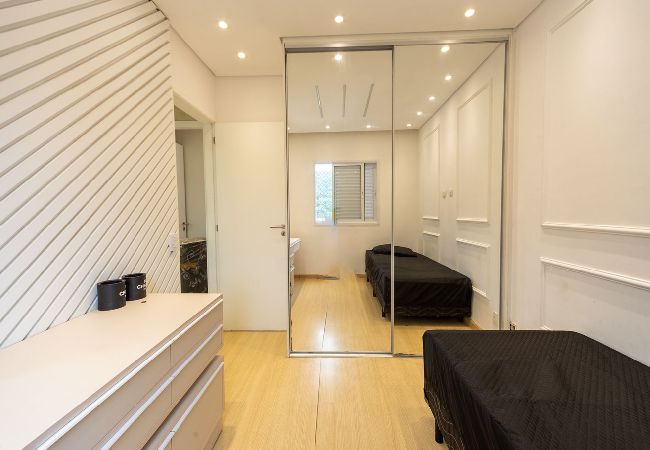 Apartamento em Guarujá - Apto c Piscina e Brinquedoteca a 400m da praia Apartamento em Guarujá - Apto c Piscina e Brinquedoteca a 400m da praia