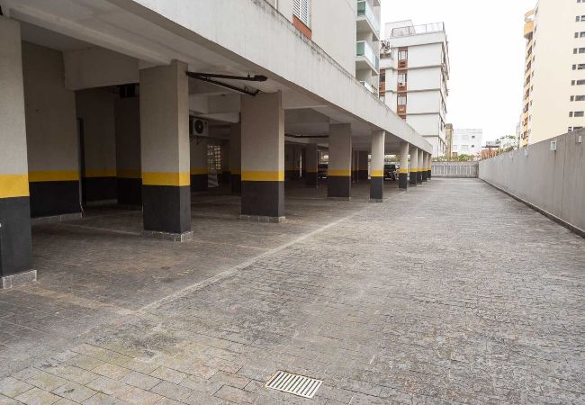 Apartamento em Guarujá - Apto c Piscina e Brinquedoteca a 400m da praia Apartamento em Guarujá - Apto c Piscina e Brinquedoteca a 400m da praia