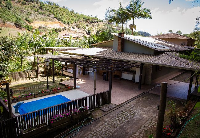 Chalé em Marechal Floriano - Chalé com Deck e Churrasqueira nas Montanhas