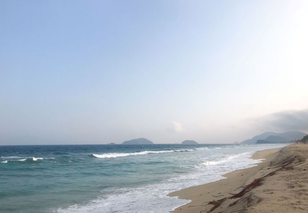 Apartamento em Angra dos Reis - Apto c/ Varanda,  Garagem e Vista das Montanhas