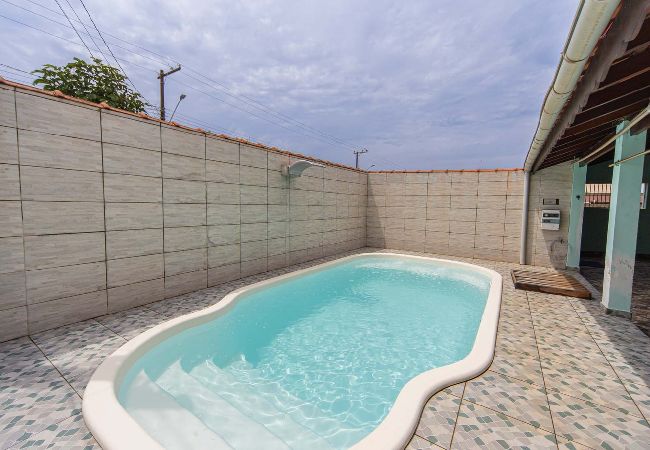 Casa em Peru&iacutebe - Casa com Piscina e Garagem a 550m da Praia