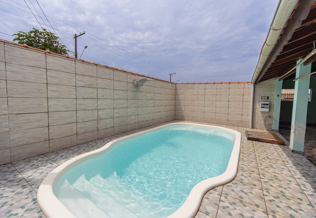 Casa em Peruíbe - Casa com Piscina e Garagem a 550m da Praia