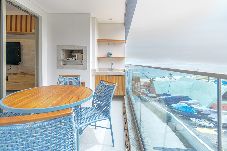 Apartamento em Florianópolis - Apto Pé na Areia com Varanda e Churrasqueira