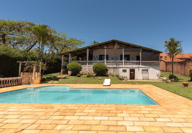 Casa em  - Casa de Campo com Piscina e Lareira em Bragança