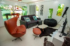 Casa em  - Casa com Piscina, Quadra de Areia e Churrasqueira