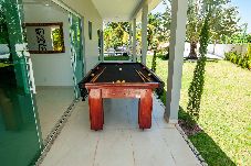 Casa em  - Casa com Piscina, Quadra de Areia e Churrasqueira