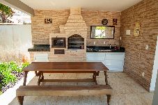 Casa em  - Casa com Piscina, Quadra de Areia e Churrasqueira