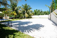 Casa em  - Casa com Piscina, Quadra de Areia e Churrasqueira