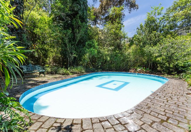 Casa em  - Casa com Piscina, Churrasqueira, Jogos e Lareira