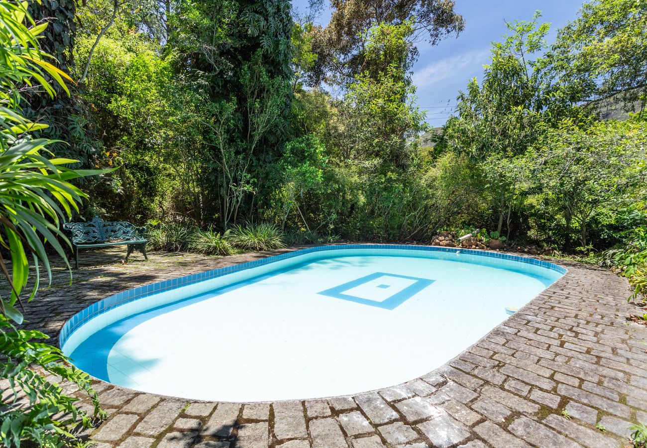 Casa em  - Casa com Piscina, Churrasqueira, Jogos e Lareira