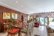 Casa em  - Casa com Piscina, Churrasqueira, Jogos e Lareira